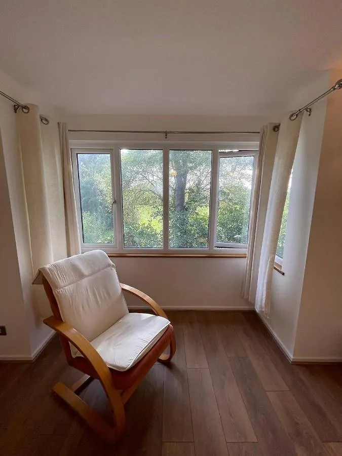 London Comfort: 2-Bedroom Flat with Parking and Transport Links United Kingdom