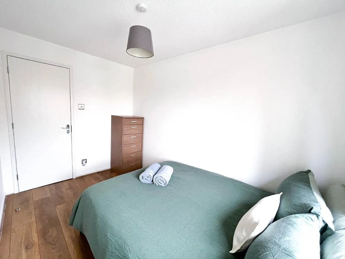 Apartment London Comfort: 2-Bedroom Flat with Parking and Transport Links United Kingdom