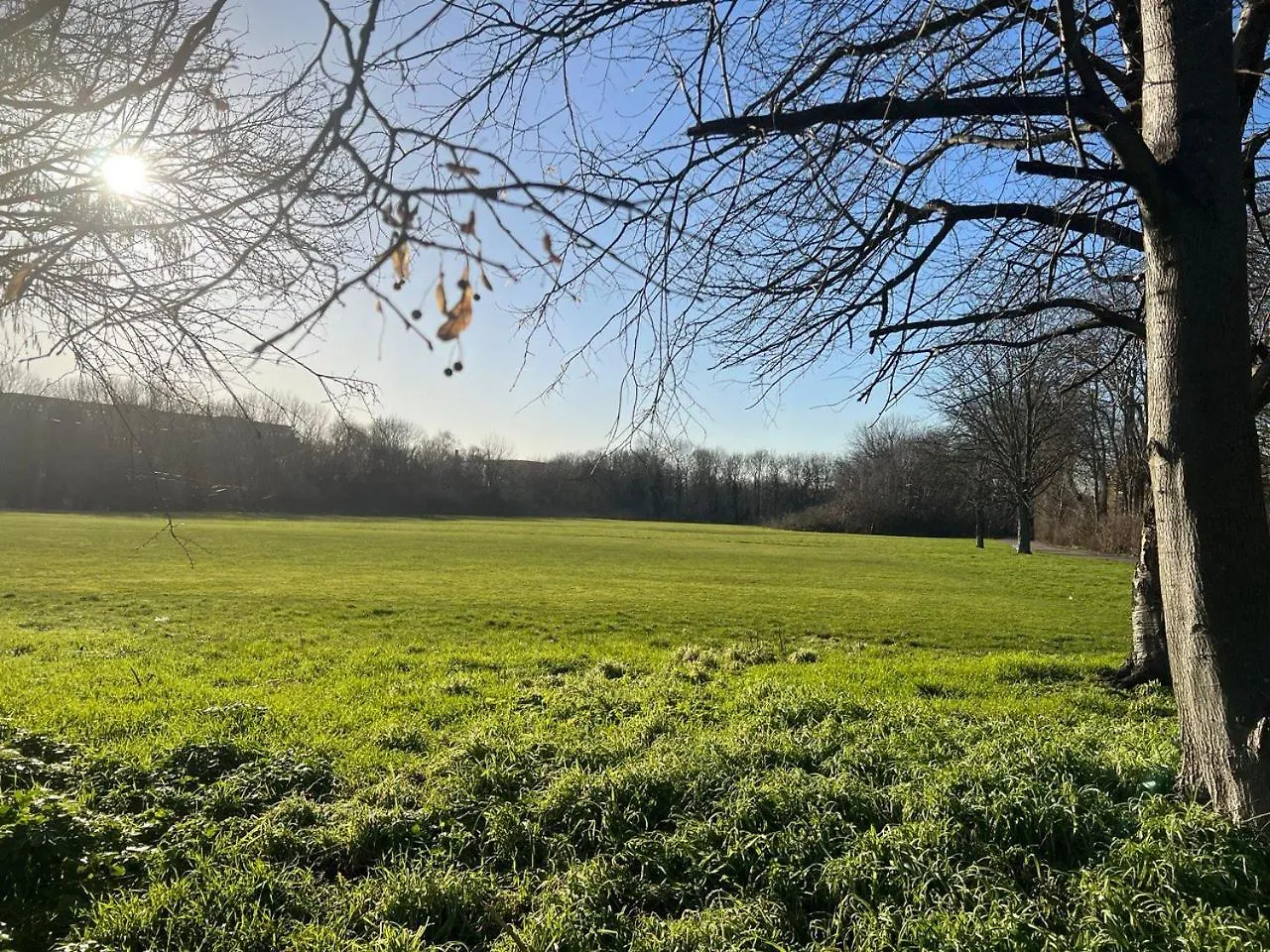 London Comfort: 2-Bedroom Flat with Parking and Transport Links 0*,  United Kingdom