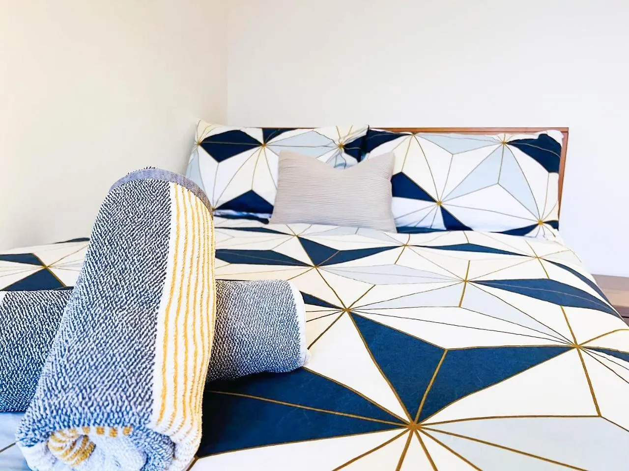 London Comfort: 2-Bedroom Flat with Parking and Transport Links United Kingdom