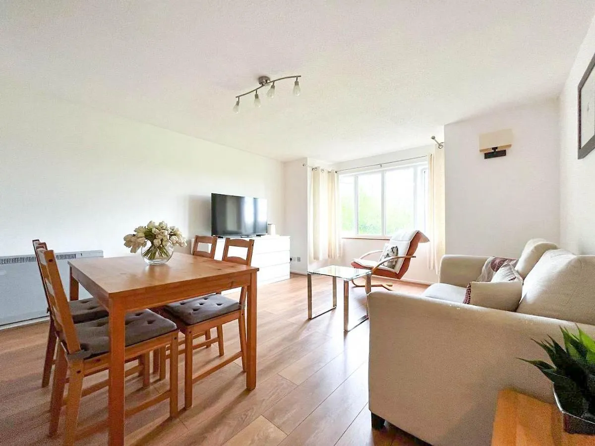 Lovely 2 Bedroom Flat With Free Parking, Great Transport Links To Central London, The Excel Centre, Canary Wharf And The O2!