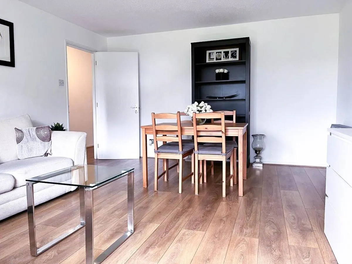 Lovely 2 Bedroom Flat With Free Parking, Great Transport Links To Central London, The Excel Centre, Canary Wharf And The O2! 0*, 伦敦